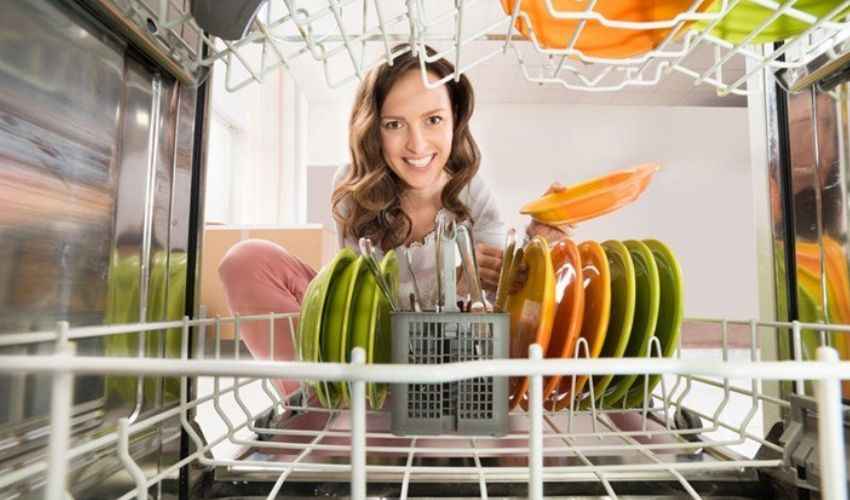 Come pulire e igienizzare la lavastoviglie con i rimedi naturali - Donna  Moderna