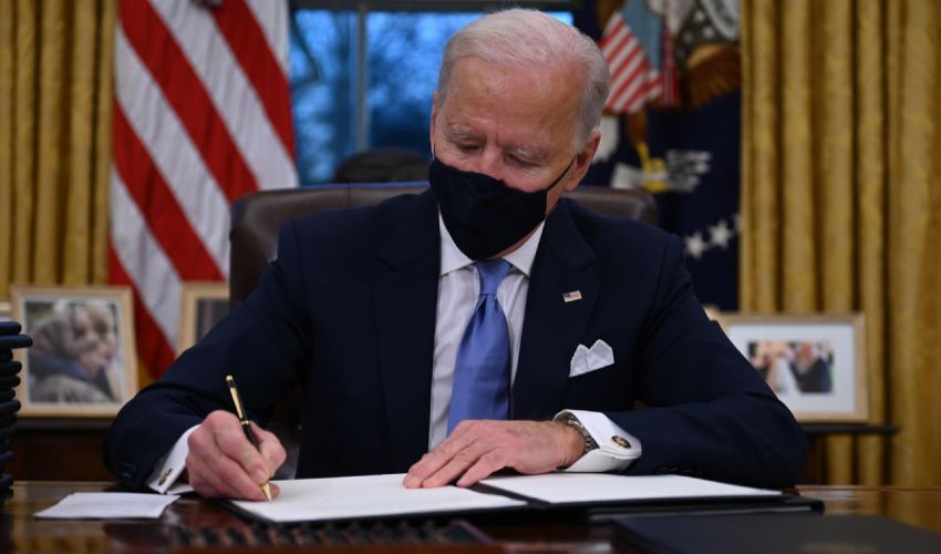 Biden presidente, firmati subito i primi 17 ordini esecutivi