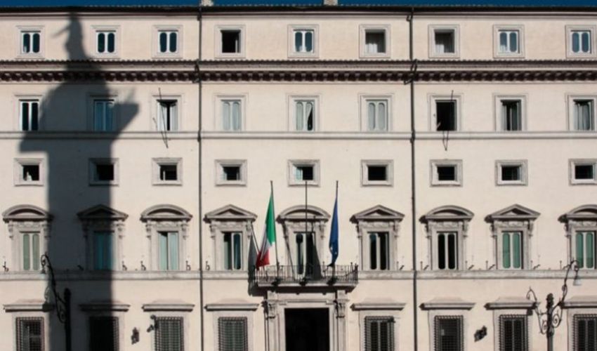 Polizia allontanata da Palazzo Chigi: caos, polemiche e reazioni