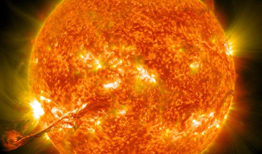 Tempesta solare in arrivo venerdì, possibili blackout globali